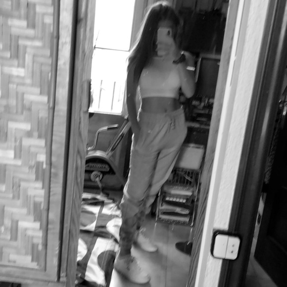 Meet your Posher, Nicole - Picture 1 of 3